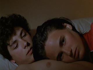 15-летняя девушка соблазняет и отца и его сына