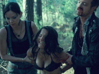 Беглые преступники похитили двух девушек для забавы