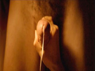 Девушка реально дрочит парню в художественном фильме