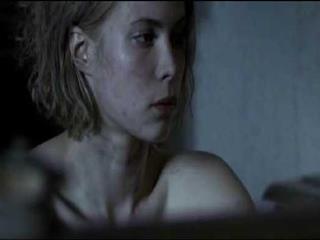 Девушку насилуют очень много человек