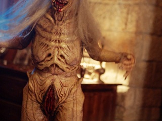 Изголодавшаяся по сексу уродливая ведьма насилует прикованного парня