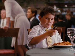 Мальчик нашел пульт от вибратора женщины