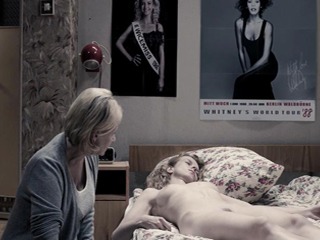 Мать обнаружила дома пьяную голую дочку всю в сперме