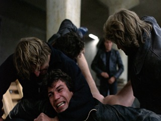 Отморозки по очереди насилуют парня и кончают в него