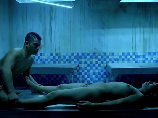 Парень трахает в морге труп молодой девушки