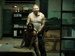 Полицейский насилует в участке 16-летнюю девчонку