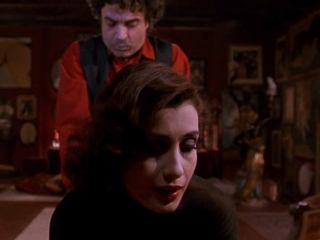 Разводит чужую жену на глазах у ее мужа