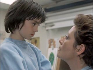 Сын трогает грудь мамы