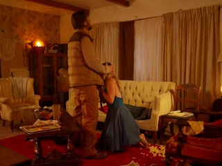 Заставил обдолбанную женщину сосать член