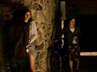 Засунул руку в трусики девушки пока она говорила с мамой