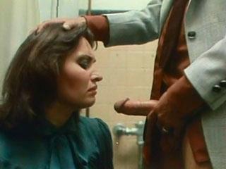 Заведя женщину в туалет мужчина заставляет ее сделать ему минет