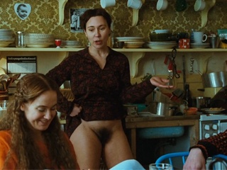 Женщина ходит без трусов на кухне перед всем семейством