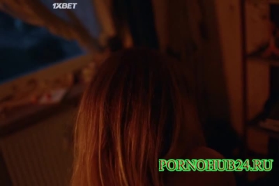 Женщина мастурбирует ножницами