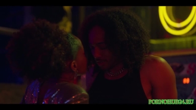 Девушка делает минет парню в клубе при подруге