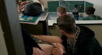 Парень сделал девушке куннилингус в аудитории во время лекции