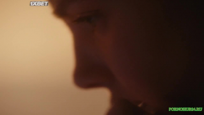 Девочка впервые мастурбирует под порно