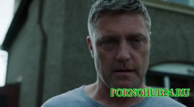 Насильно трахнул приложив девушку к стене