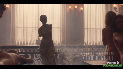 Девушки моются в бане