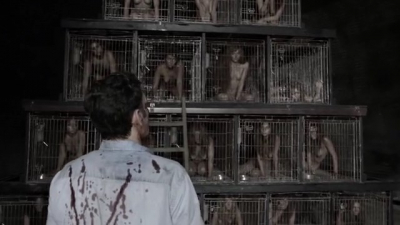 Голые женщины-рабыни заперты в клетках для любовных утех