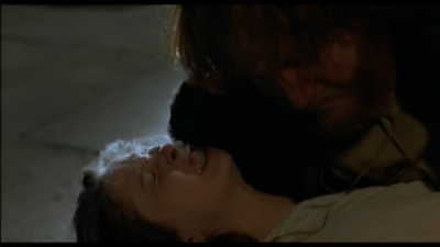 Отец изнасиловал дочь и лишил ее невинности