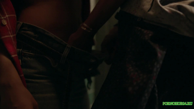 Лесбийский секс в общественном туалете