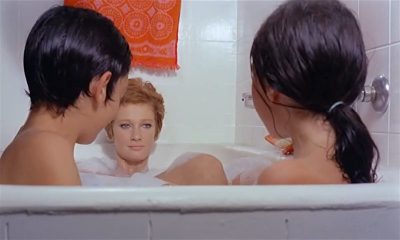 Голая мама купается с детьми в ванной