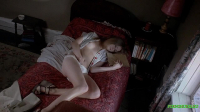 Девушка мастурбирует на фотографию